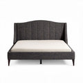 Cama estofada em tecido cinza com dimensões de 200 x 160 x 100cm