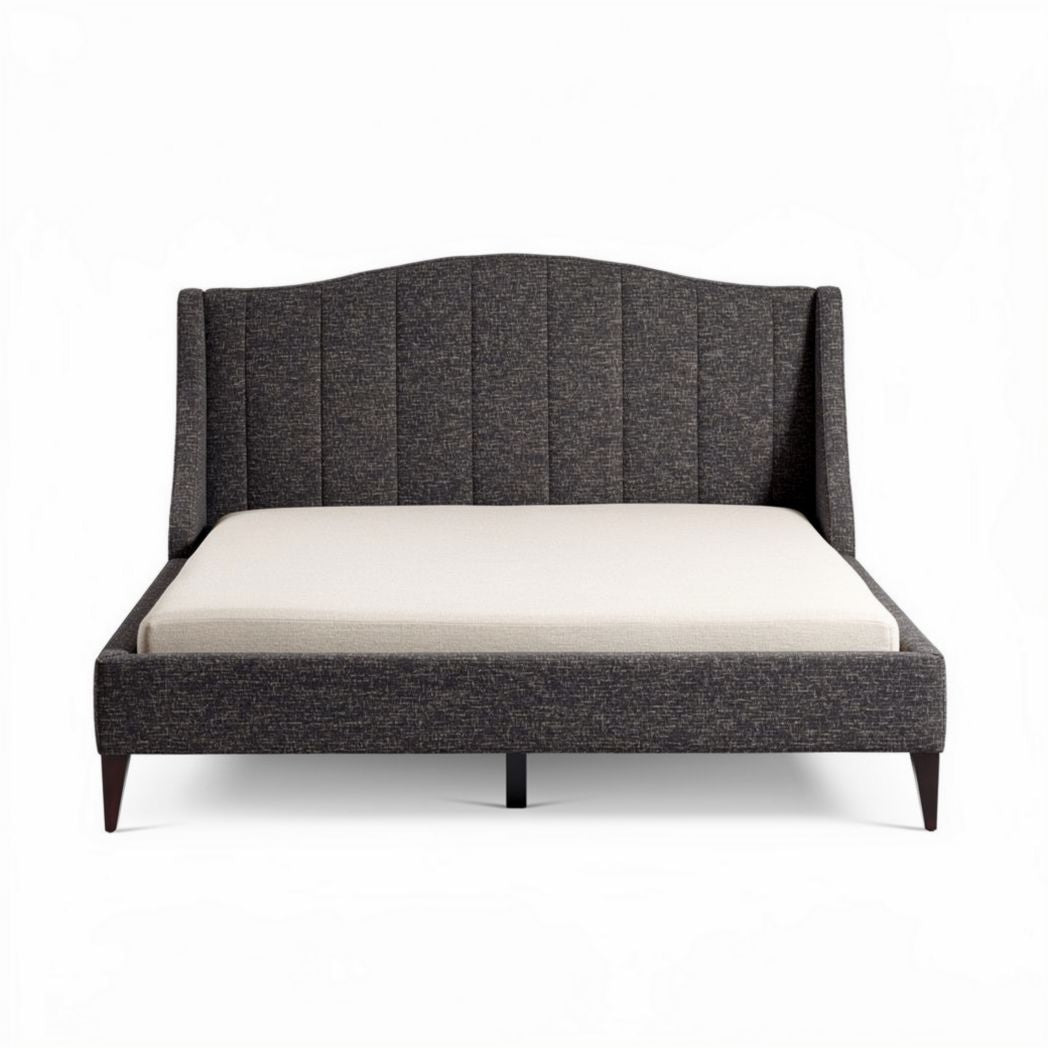 Cama estofada em tecido cinza com dimensões de 200 x 160 x 100cm